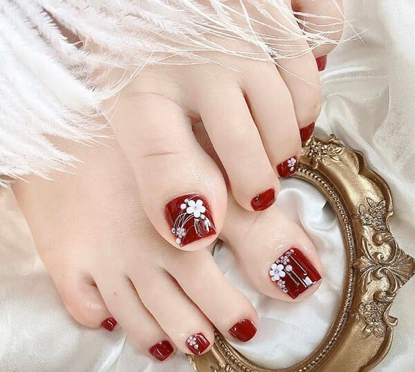 Mẫu nail chân đẹp với họa tiết hoa