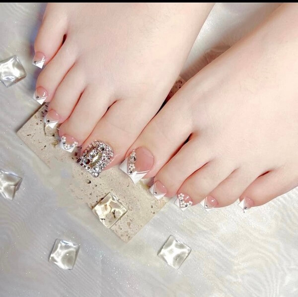 Mẫu nail chân đính đá sang trọng với họa tiết hoa