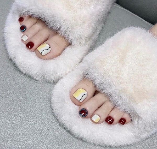 Mẫu nail chân đơn giản với màu sơn nude