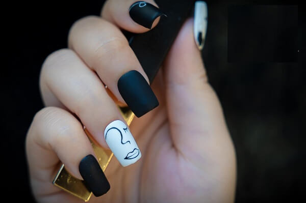 alt Mẫu nail đen trắng cá tính đính đá