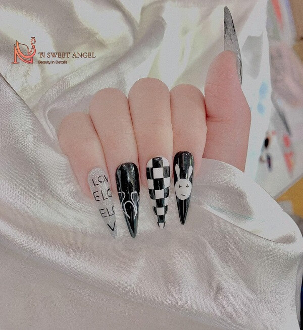 alt: Mẫu nail đen trắng cá tính với họa tiết lưới