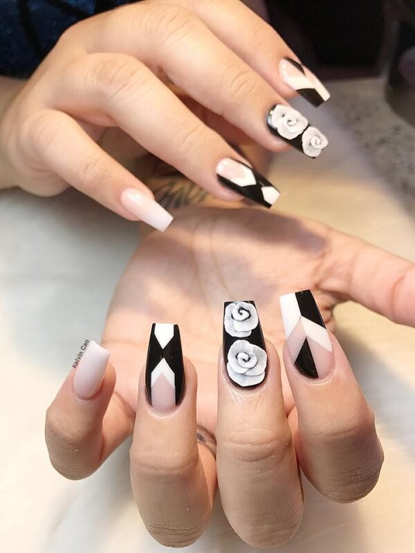 alt Mẫu nail đen trắng cá tính với họa tiết đinh tán