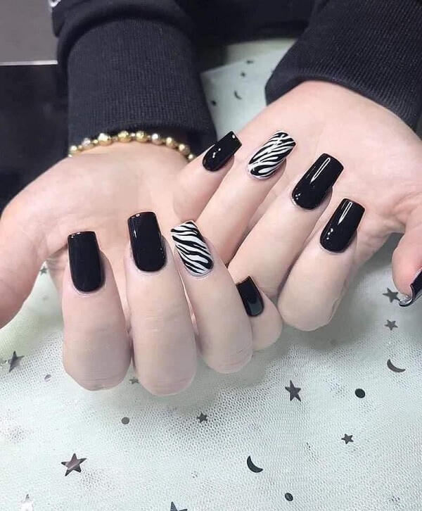 alt: Mẫu nail đen trắng cá tính với họa tiết vân đá