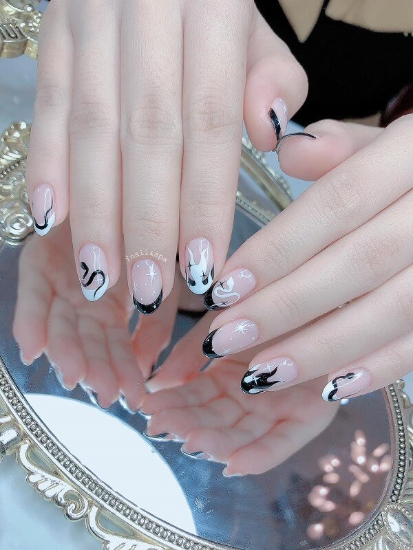 alt: Mẫu nail đen trắng cute với họa tiết  dâu tây