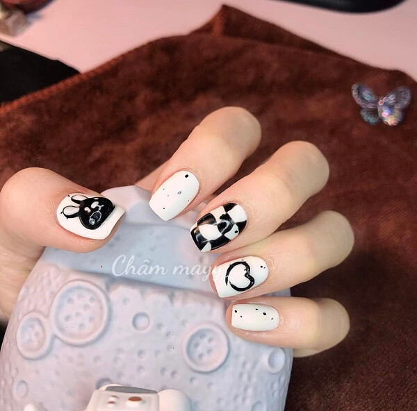 alt: Mẫu nail đen trắng cute với họa tiết  chấm bi