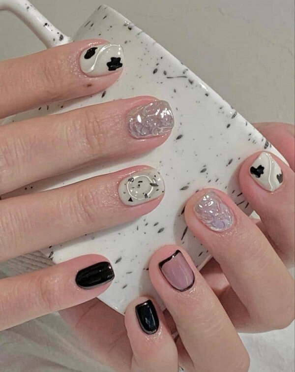 alt: Mẫu nail đen trắng cute với họa tiết  hình học