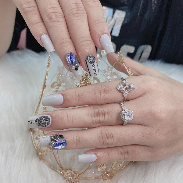 Mẫu nail đi biển đơn giản với họa tiết sóng biển