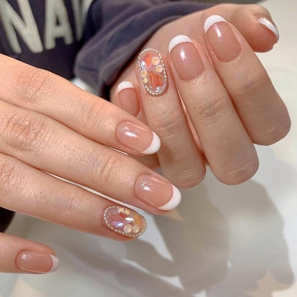 Mẫu nail đơn giản cho học sinh với họa tiết chấm bi