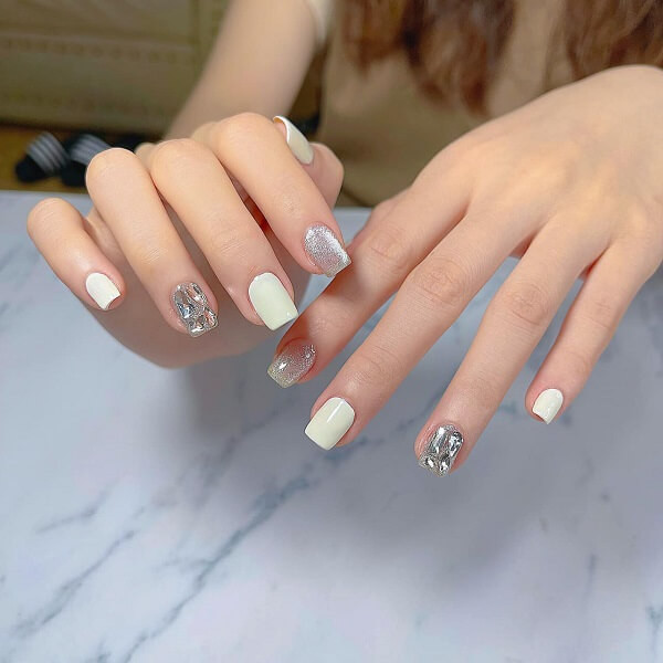 Mẫu nail đơn giản cho học sinh với đính đá nhỏ