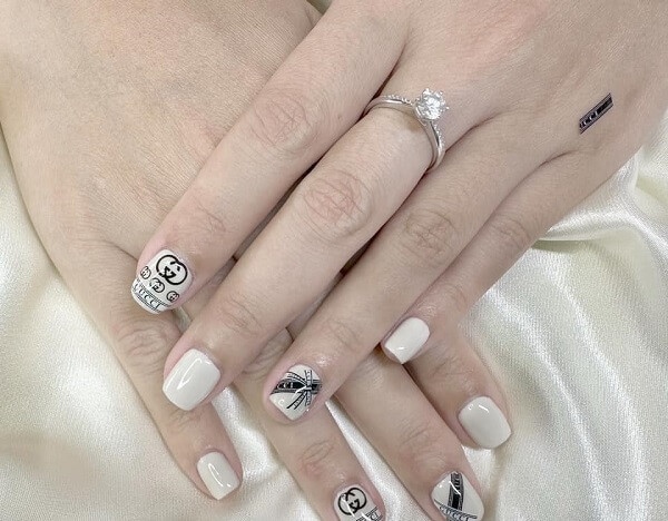 Mẫu nail Gucci với họa tiết logo đặc trưng