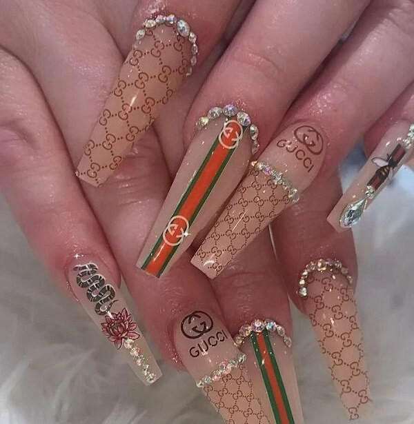 Mẫu nail Gucci tông màu đen huyền bí