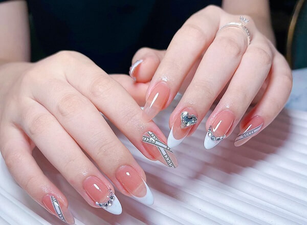 Mẫu nail Gucci với đường kẻ sọc