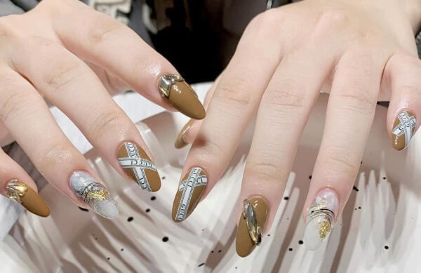 Mẫu nail Gucci đính đá lấp lánh