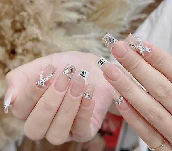 Mẫu nail Gucci với logo GG nổi bật