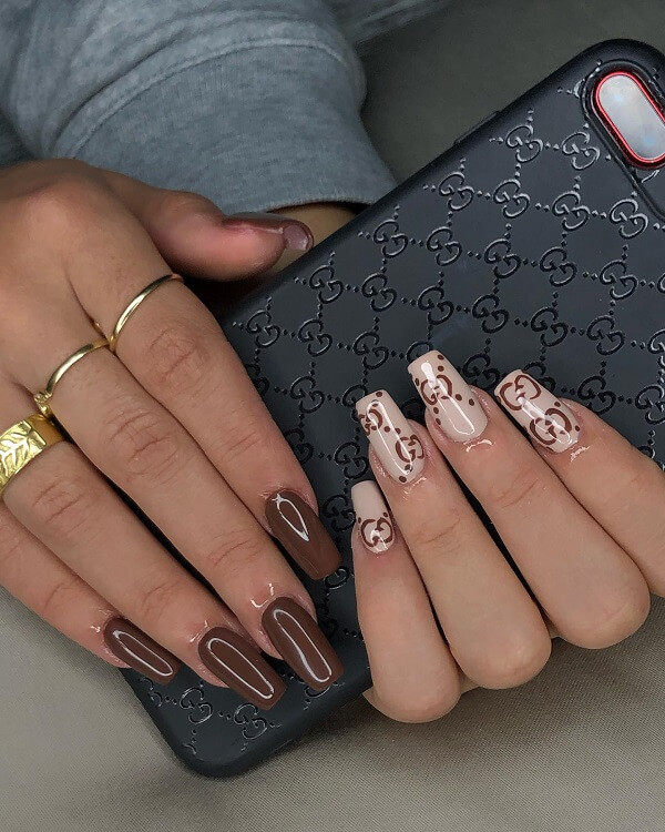 Mẫu nail Gucci đơn giản với họa tiết hoa