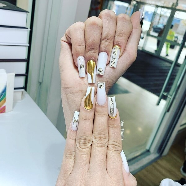 Mẫu nail Gucci đơn giản với họa tiết ong