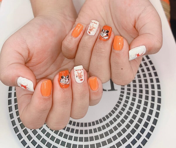 Mẫu nail hoạt hình dễ thương với hình vẽ chú mèo