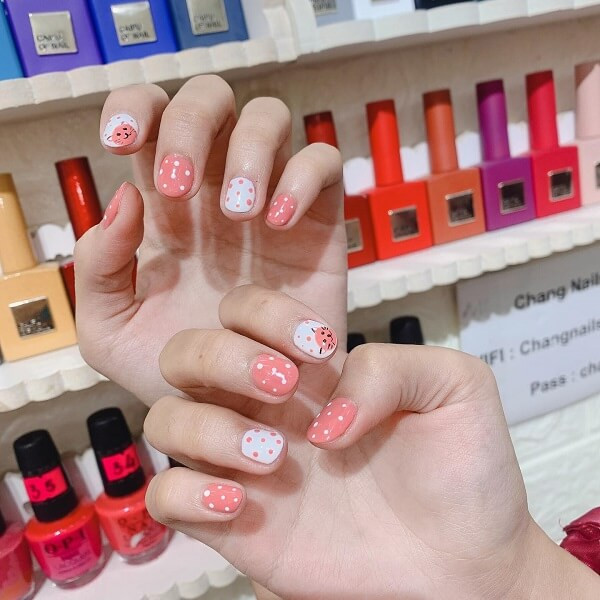 Mẫu nail hoạt hình ngộ nghĩnh với hình vẽ chú mèo