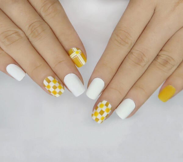 Mẫu nail kẻ caro phối màu