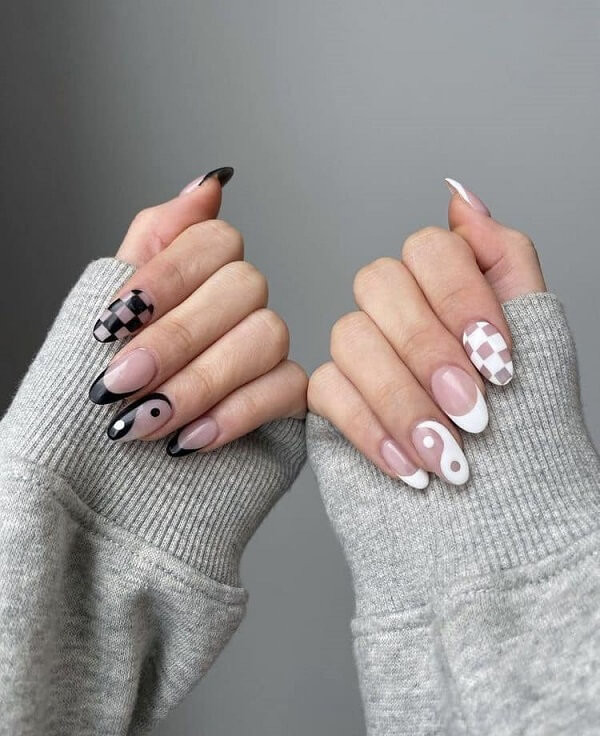 Mẫu nail kẻ caro đỏ