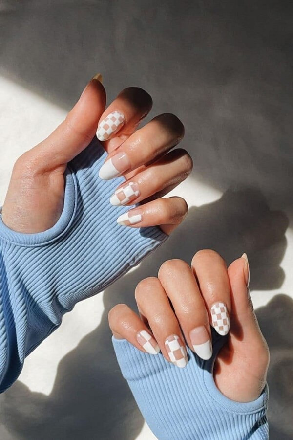 Mẫu nail kẻ caro nhiều màu