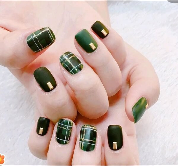 Mẫu nail kẻ caro màu vàng