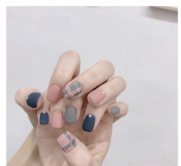 Mẫu nail kẻ sọc đỏ đen