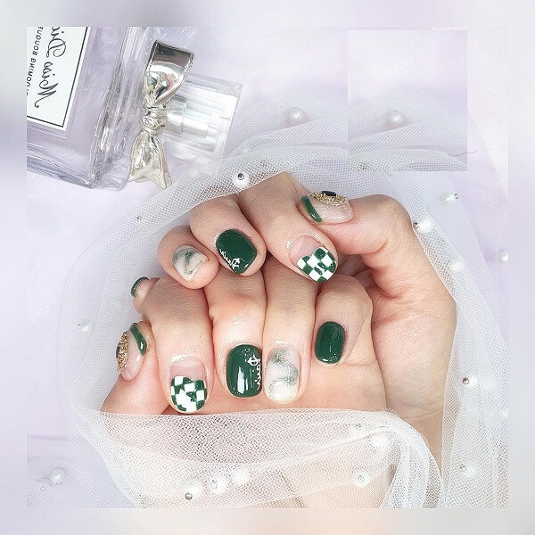 Mẫu nail kẻ sọc nhiều màu