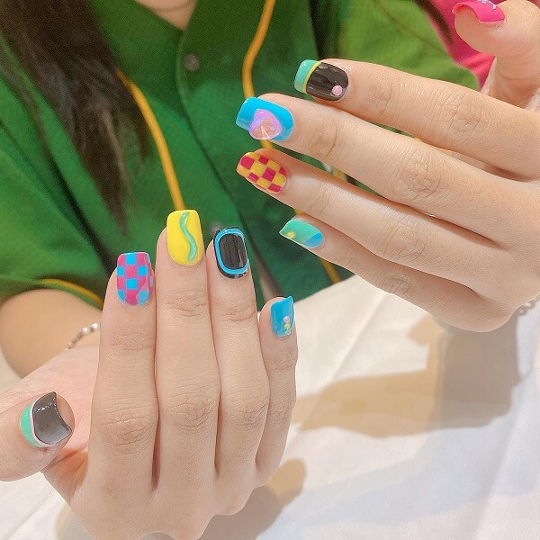 Mẫu nail sọc caro đen trắng