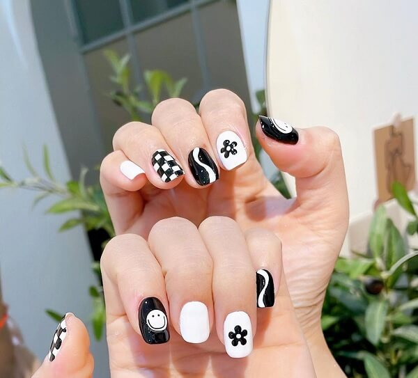 Mẫu nail sọc caro nhiều màu sắc