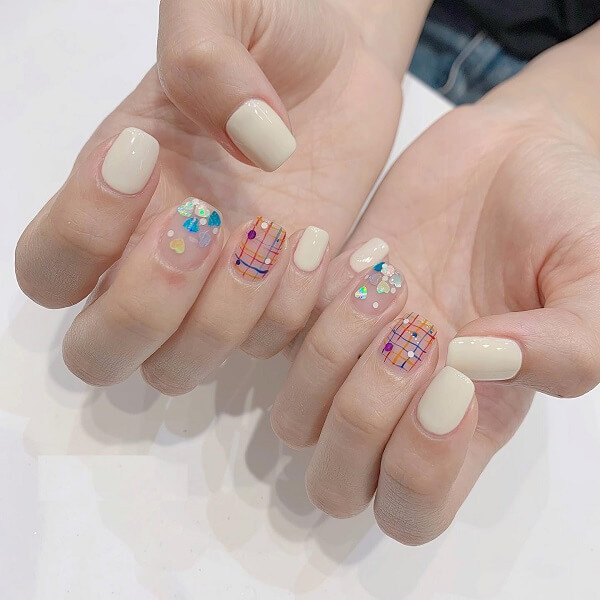 Mẫu nail kẻ sọc đen trắng