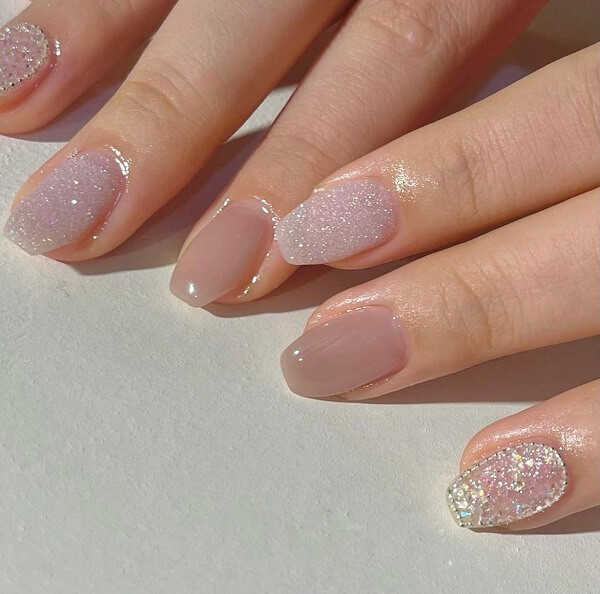 Mẫu nail kim tuyến kết hợp họa tiết hoa