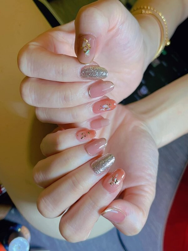 Mẫu nail kim tuyến màu nude nhẹ nhàng