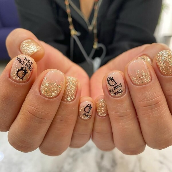 Mẫu nail kim tuyến đơn giản với họa tiết chấm bi