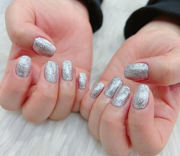 Mẫu nail kim tuyến đơn giản với kim tuyến màu vàng