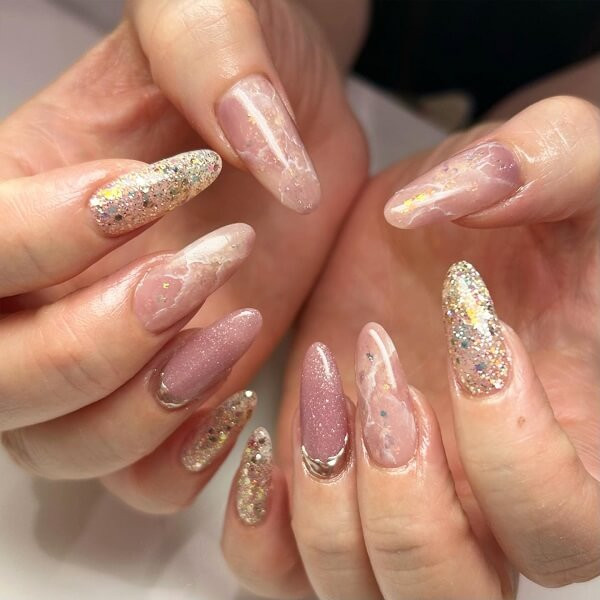 Mẫu nail lấp lánh kim tuyến màu bạc lấp lánh