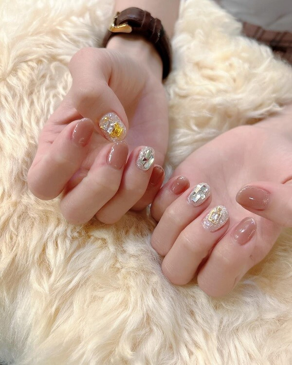 Mẫu nail lấp lánh kim tuyến kết hợp đá quý