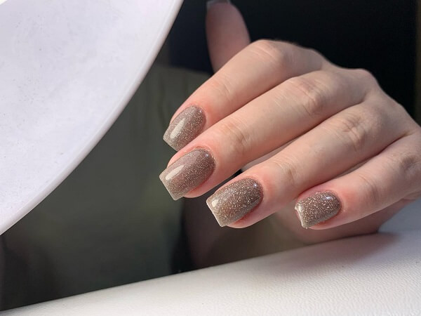 Mẫu nail lấp lánh kim tuyến màu xanh lá cây nổi bật