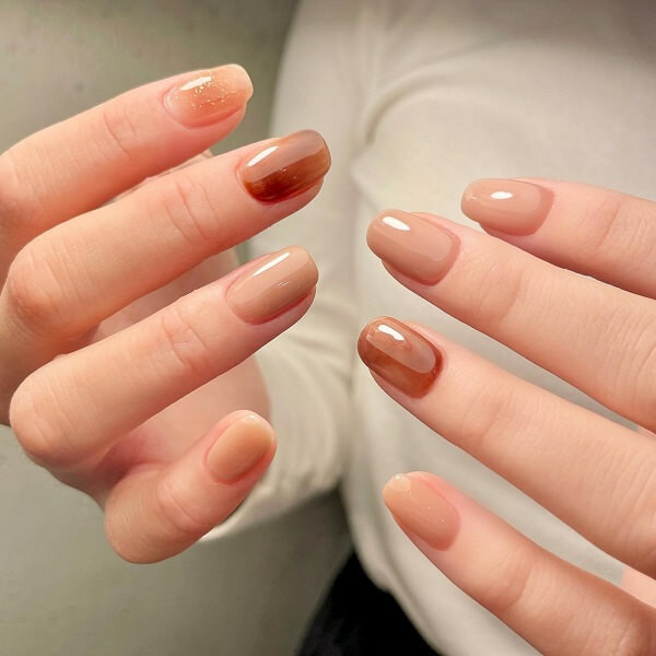 Mẫu nail màu nâu tây đính đá sang trọng