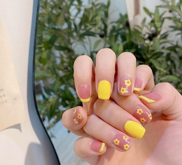 Mẫu nail vàng kim tuyến lấp lánh