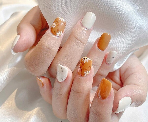 Mẫu nail vàng đính đá sang trọng