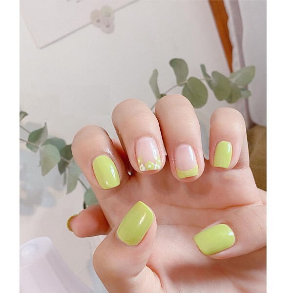 Mẫu nail vàng kết hợp màu trắng