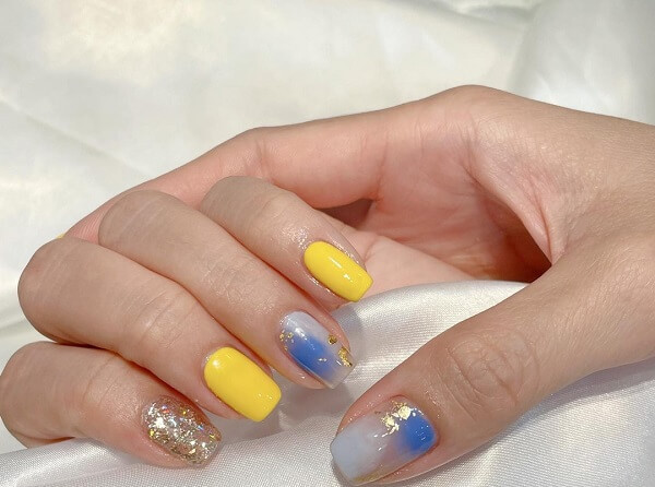 Mẫu nail vàng kết hợp màu đen