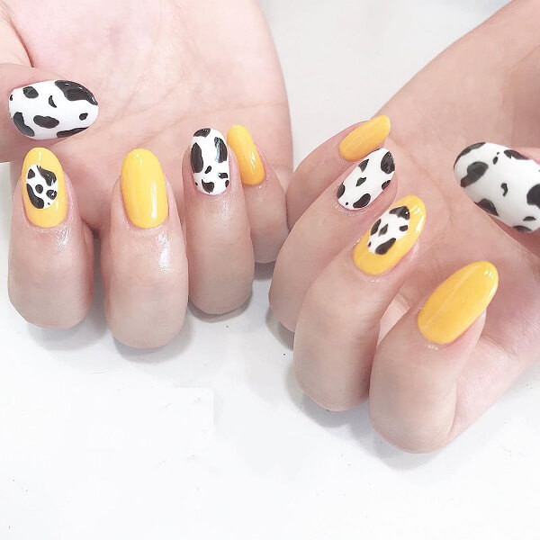 Mẫu nail vàng nhạt nhẹ nhàng