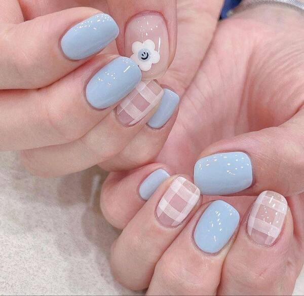 Mẫu nail đơn giản với họa tiết trái tim