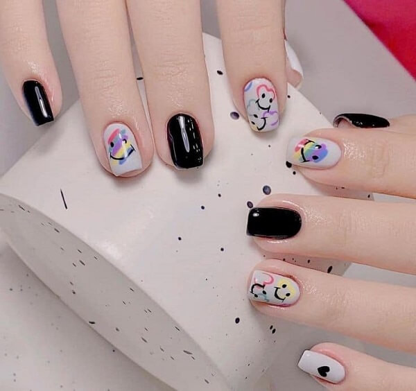 alt: Mẫu nail móng ngắn cute với họa tiết đơn giản