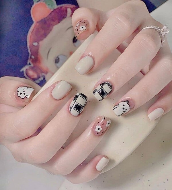 alt: Mẫu nail móng ngắn cute với họa tiết hoa nhí