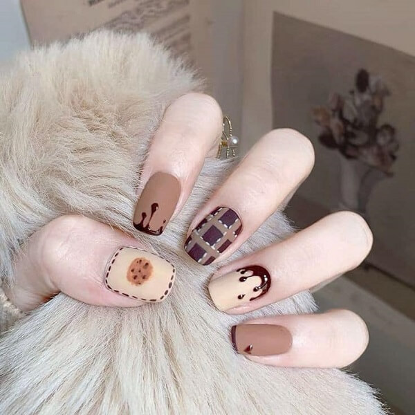 alt: Mẫu nail móng ngắn cute đính đá tinh tế