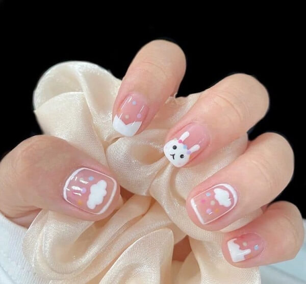 alt: Mẫu nail móng ngắn cute với họa tiết kẻ sọc