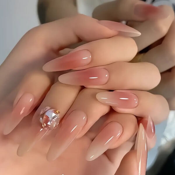 Mẫu nail nhẹ nhàng sang trọng